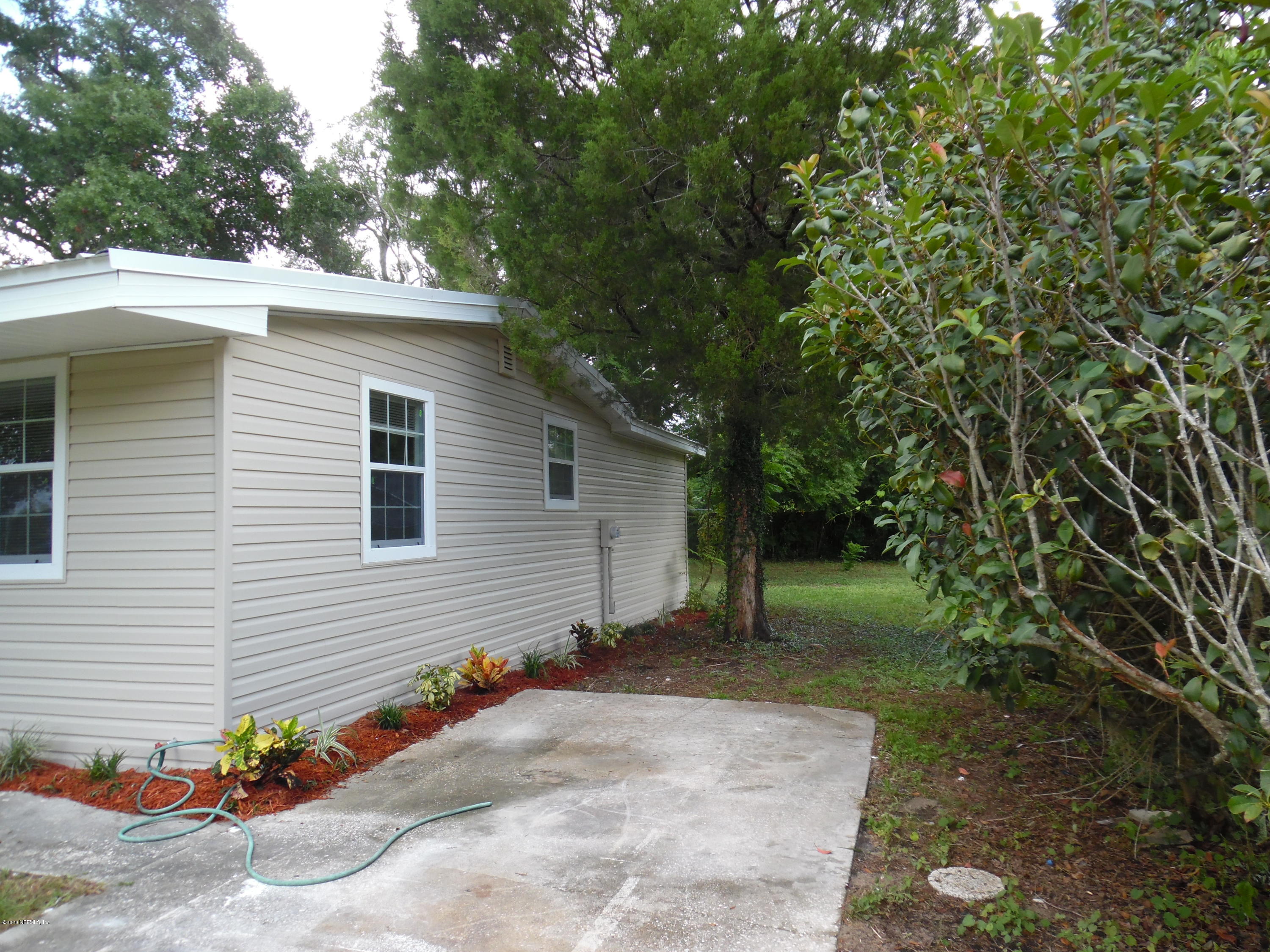 620 Southwest Field Avenue Keystone Heights, FL 32656 - Photo 63 of 68 a backyard of a house with plants and trees