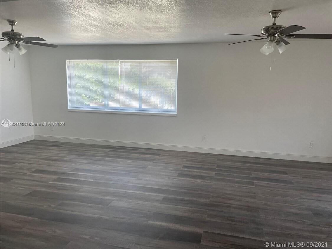 370 West 18th Street Riviera Beach, FL 33404 - Photo 2 of 6 Gallery Image 2