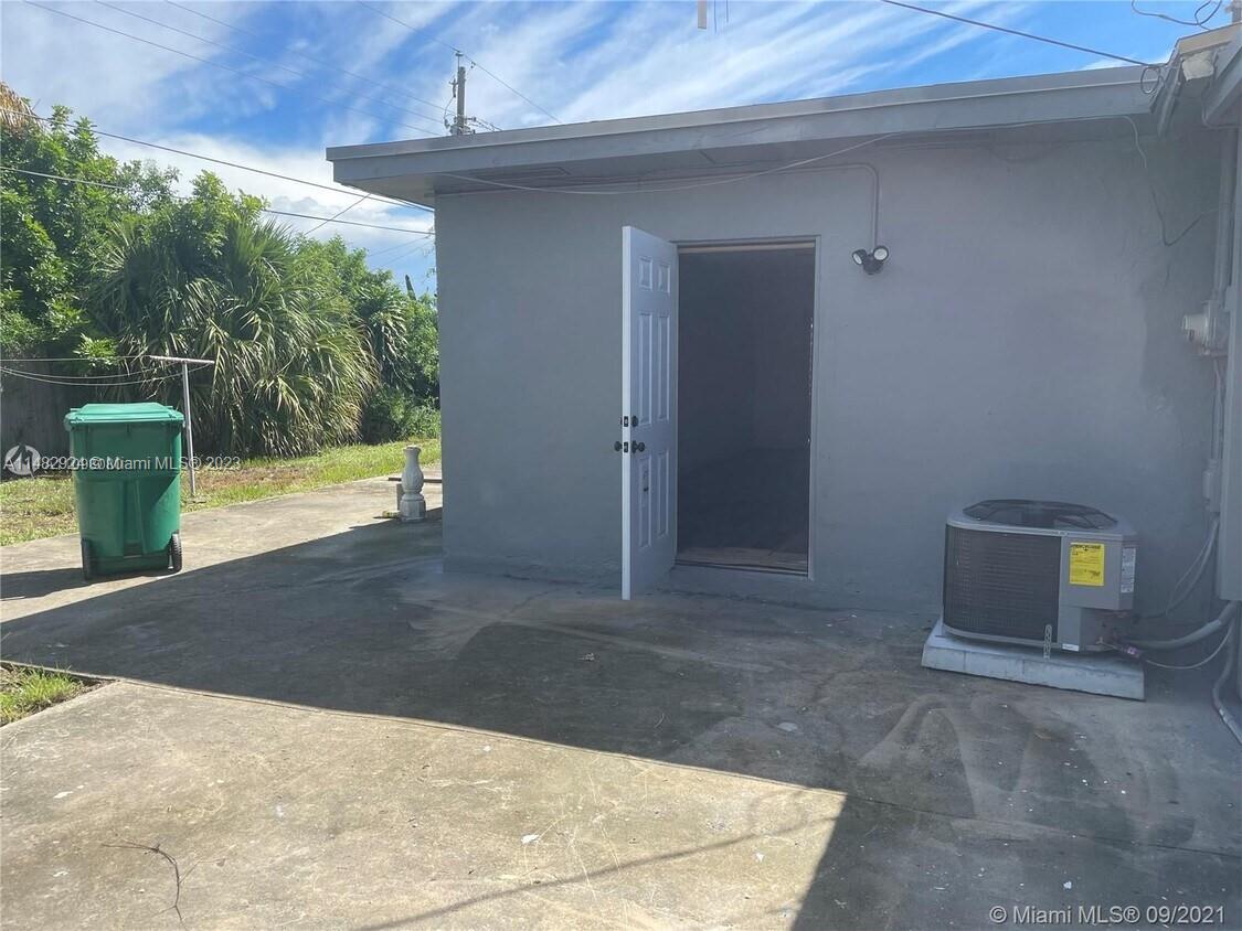 370 West 18th Street Riviera Beach, FL 33404 - Photo 6 of 6 Gallery Image 6