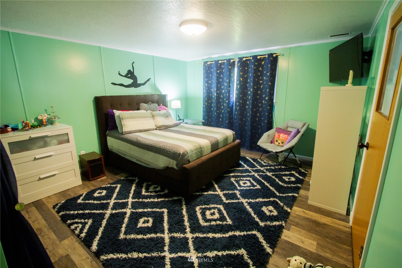 685 Bond Road Castle Rock, WA 98611 - Photo 23 of 37 a bed room with a bed and a mirror