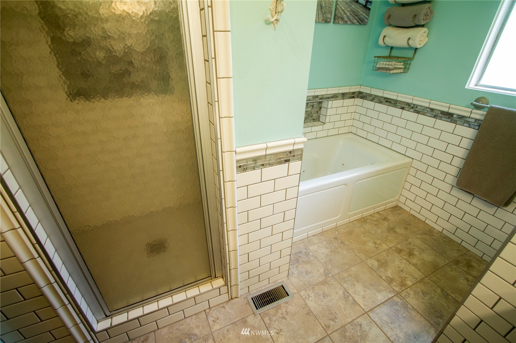685 Bond Road Castle Rock, WA 98611 - Photo 8 of 37 a bathroom with a bathtub