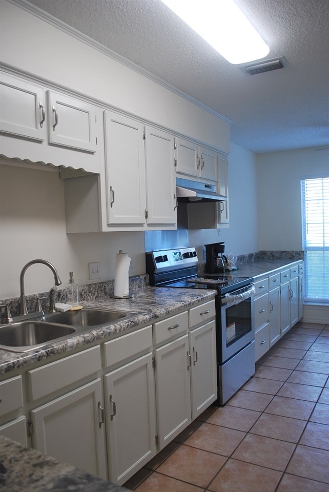142 Robbins Boulevard Daphne, AL 36526 - Photo 22 of 39 Kitchen