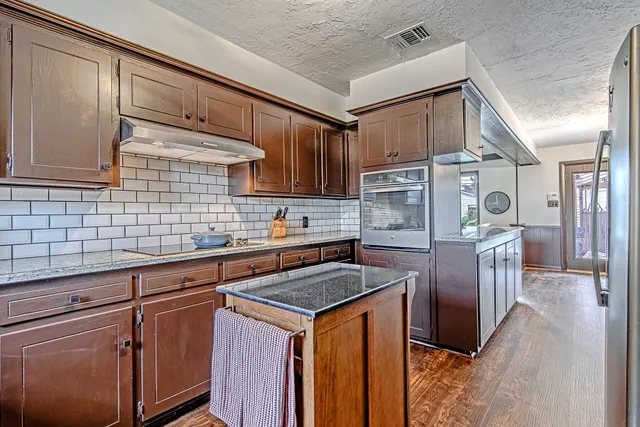 $679,990 | 2310 Brooktree Drive, Houston, TX 77008