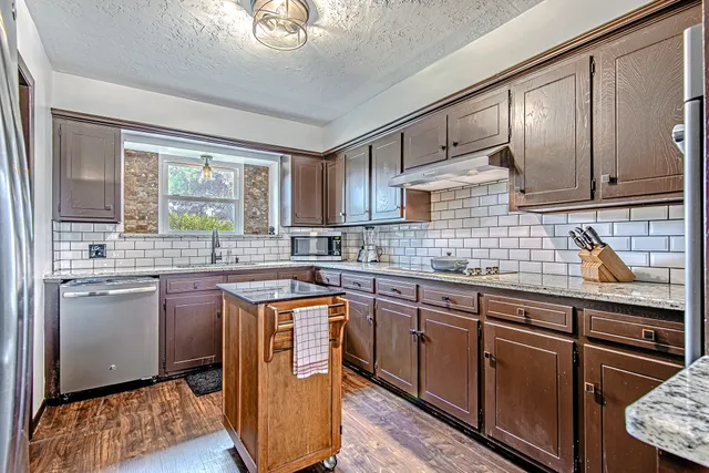 $679,990 | 2310 Brooktree Drive, Houston, TX 77008