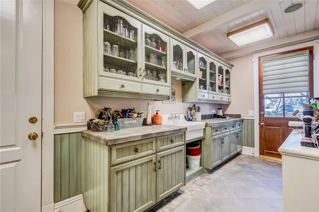 a kitchen that has a lot of cabinets in it