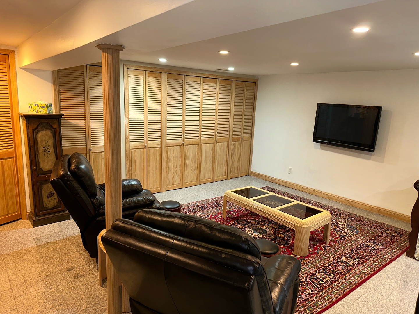 817 Hibbard Road, Unit D Wilmette, IL 60091 - Photo 17 of 26 a room with furniture and a flat screen tv