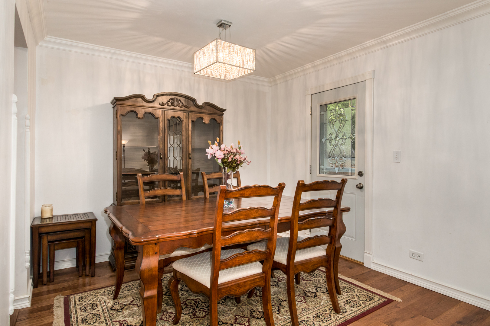 817 Hibbard Road, Unit D Wilmette, IL 60091 - Photo 8 of 26 a dining room with furniture and window