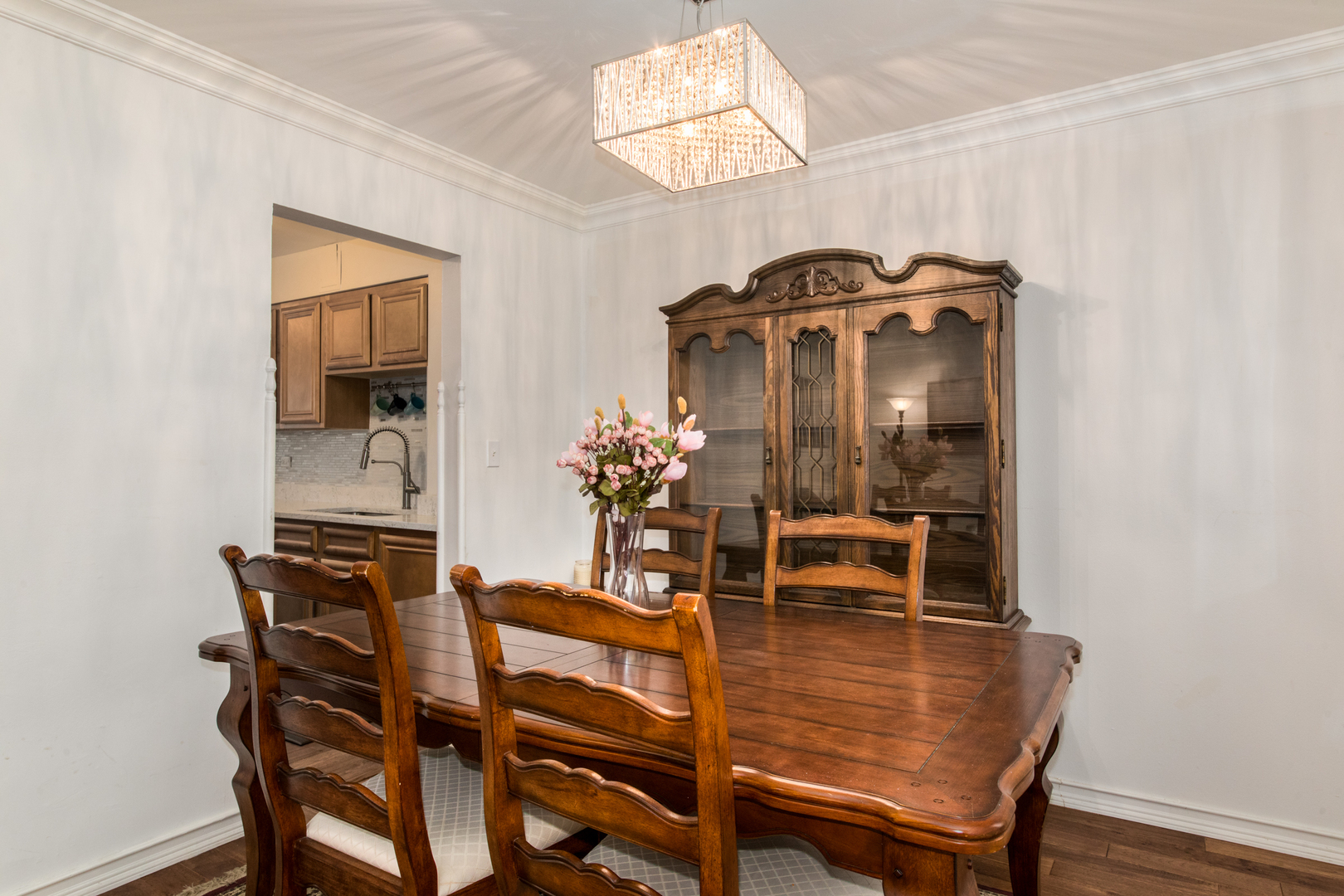 817 Hibbard Road, Unit D Wilmette, IL 60091 - Photo 9 of 26 a dining room with furniture and window