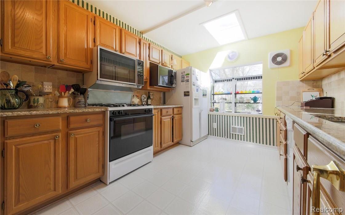 258 Kerby Road Grosse Pointe, MI 48236 - Photo 14 of 29 16-photo-web-1680x1050-188440.jpg