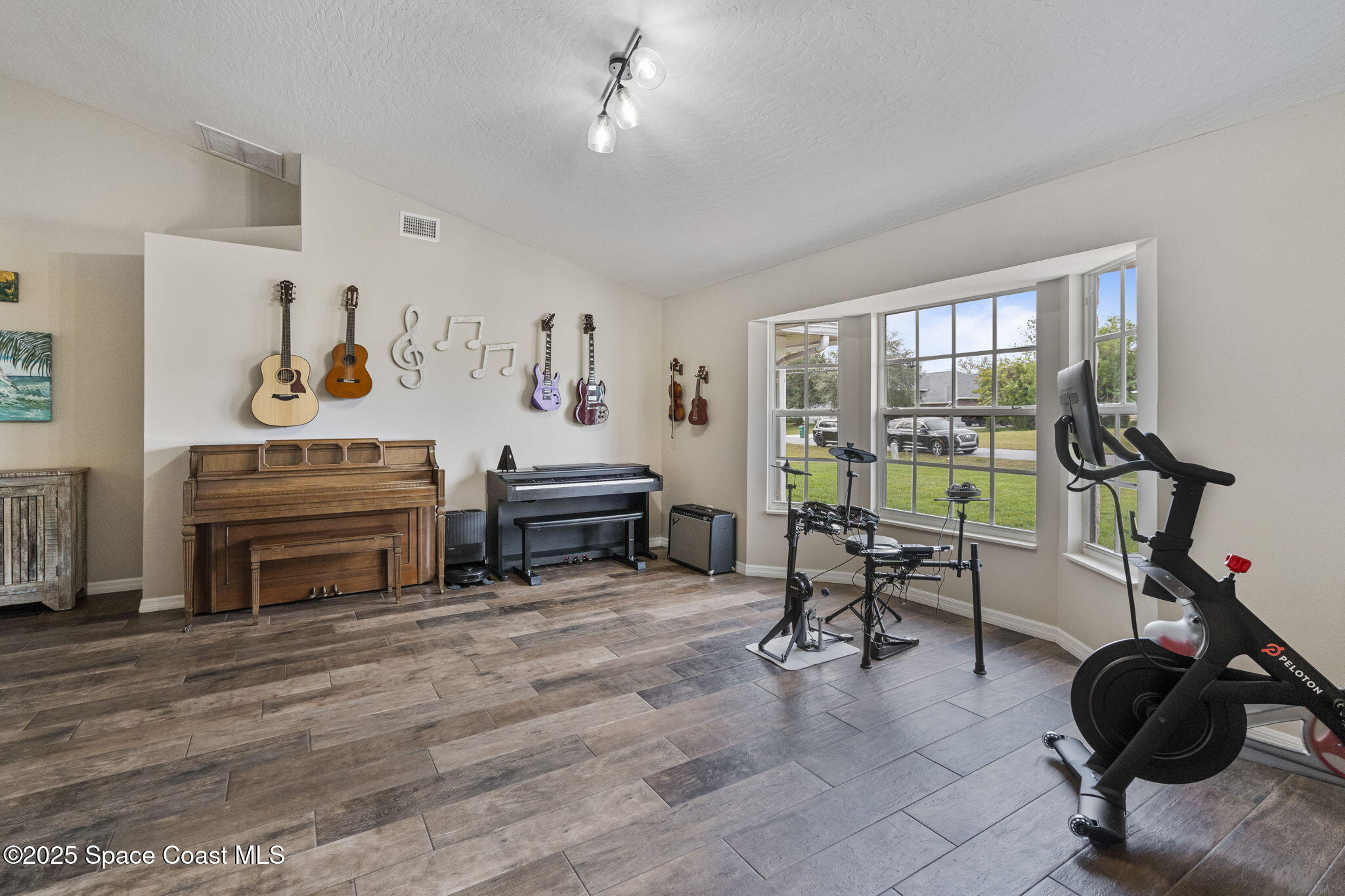 4089 Mallard Drive Melbourne, FL 32934 - Photo 6 of 53 a view of a livingroom with furniture and a workspace