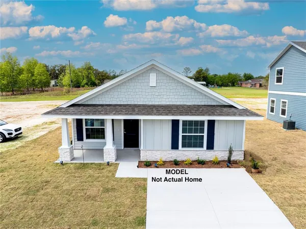 a view of a house with backyard