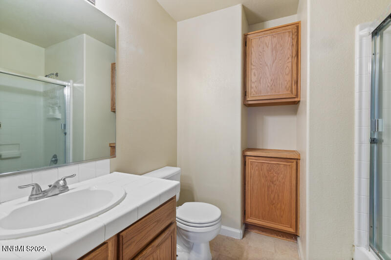 2990 Scottsdale Road Reno, NV 89512 - Photo 18 of 18 a bathroom with a toilet sink and mirror