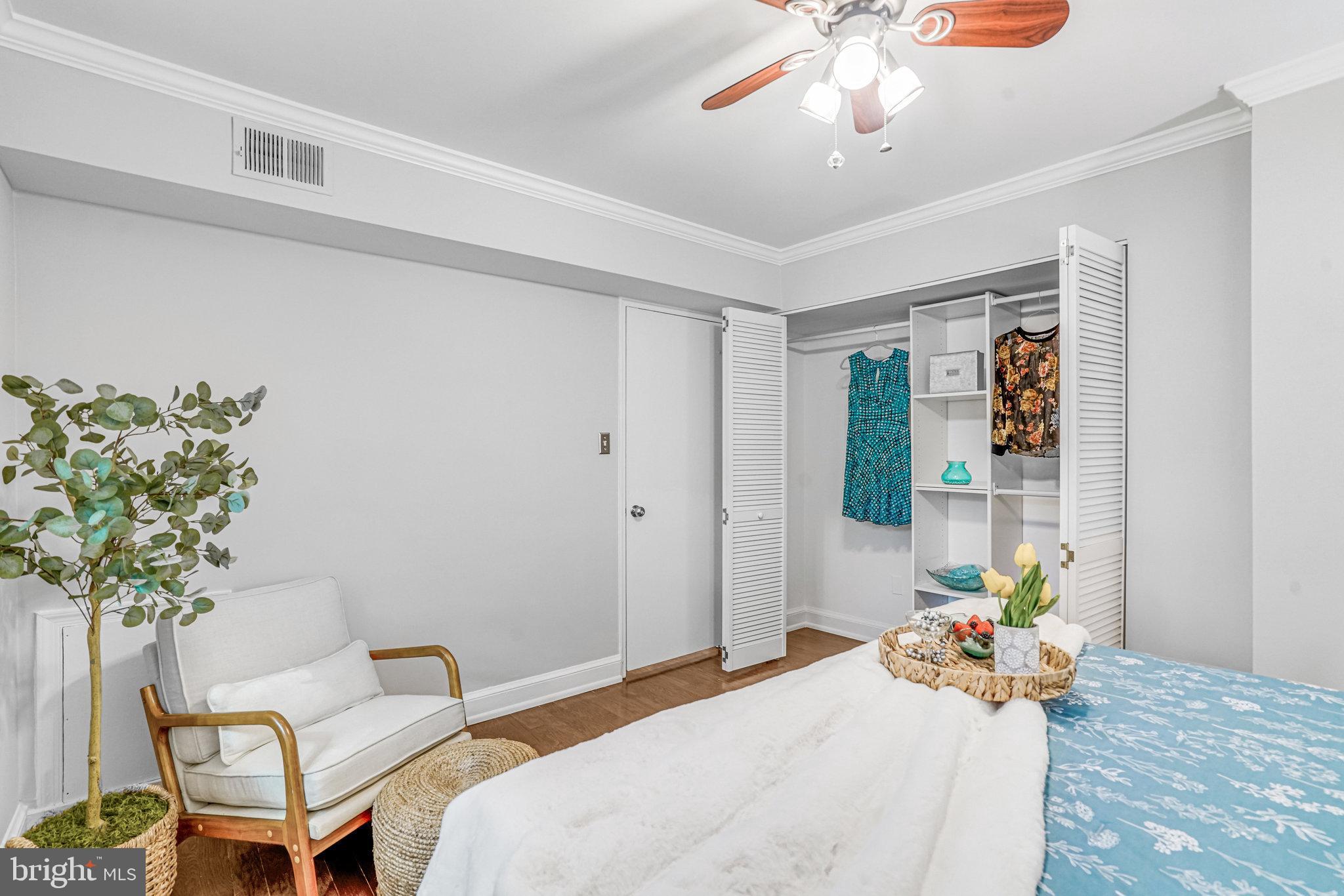 2106 North Scott Street, Unit 40 Arlington, VA 22209 - Photo 20 of 34 a bedroom with a bed and a potted plant