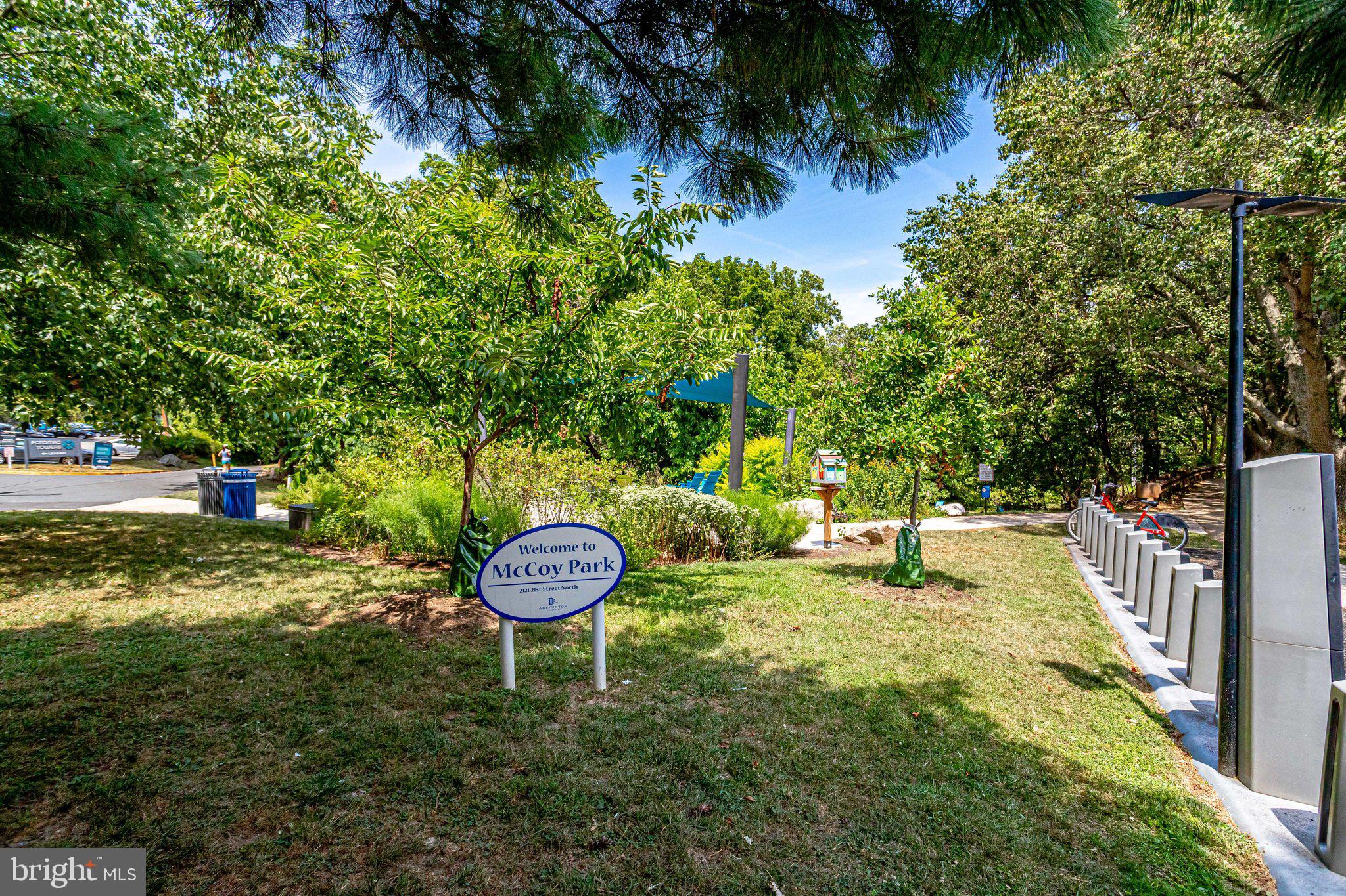 2106 North Scott Street, Unit 40 Arlington, VA 22209 - Photo 30 of 34 a backyard of a house with table and chairs