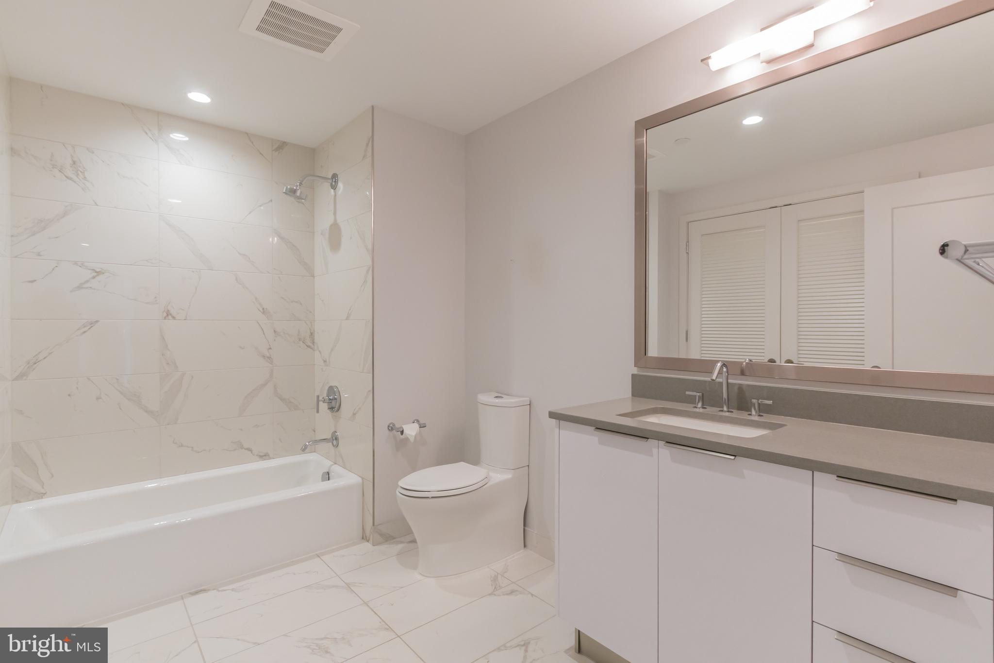 45 Sutton Square Southwest, Unit 906 Washington, DC 20024 - Photo 19 of 31 Second bath