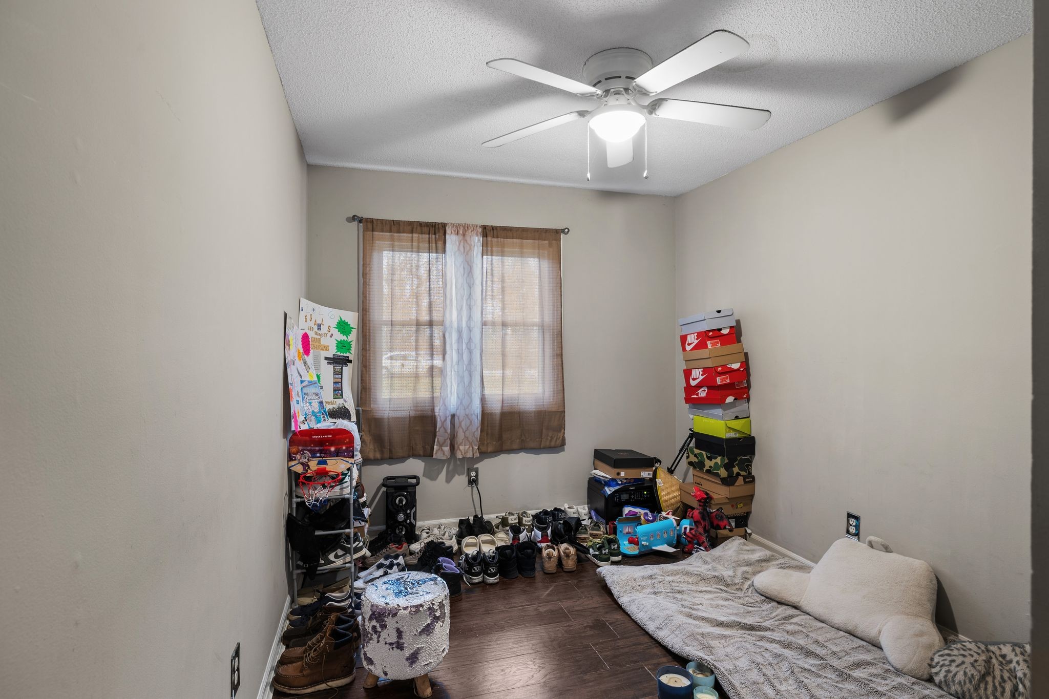 1516 Richmond Road Columbia, TN 38401 - Photo 20 of 26 a room with furniture and a chandelier