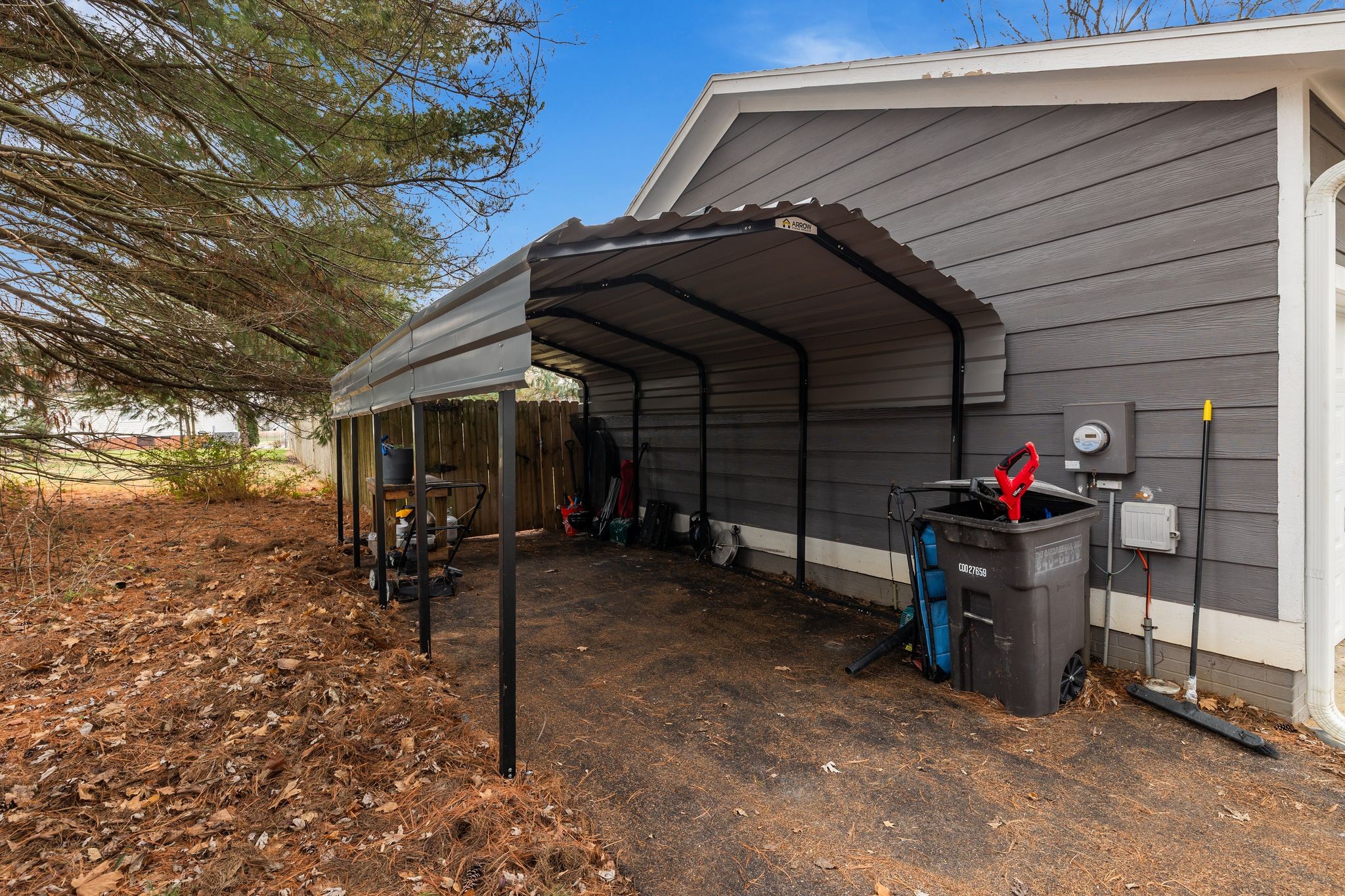 1516 Richmond Road Columbia, TN 38401 - Photo 5 of 26 a view of a garage