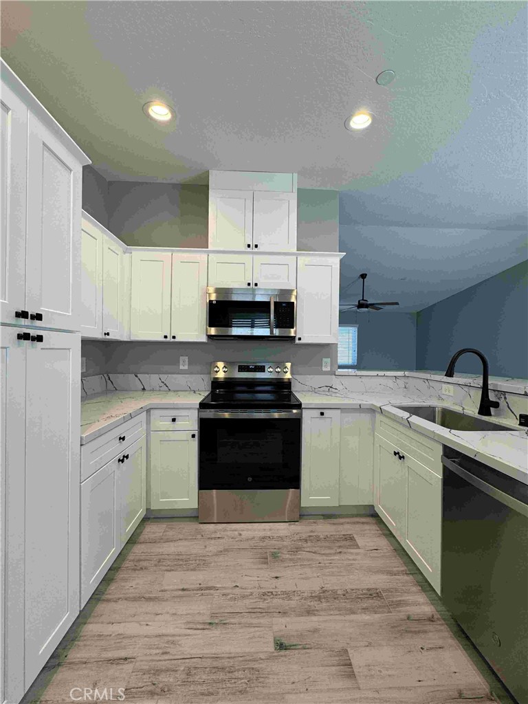 15737 Sago Road Apple Valley, CA 92307 - Photo 3 of 10 Kitchen