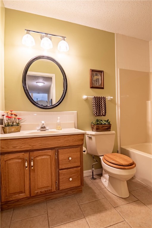 2121 Barding Avenue Decatur, IL 62526 - Photo 17 of 28 a bathroom with a toilet a sink and mirror