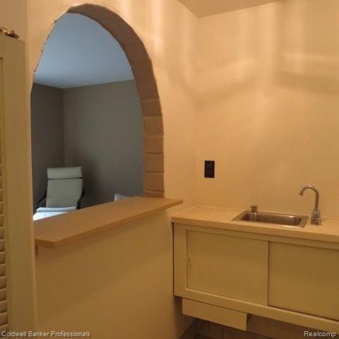643 Oakbrook West, Unit 23 Rochester, MI 48307 - Photo 10 of 24 Wet Bar
