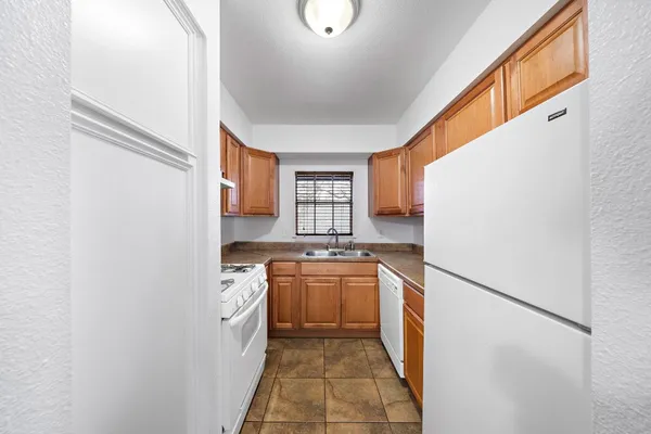 $1,300 | 711 Holiday Drive, Unit 72, Galveston, TX 77550