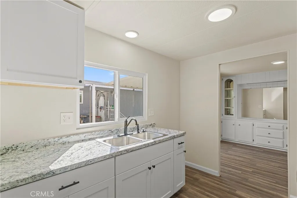 1097 North N State, Unit 194 Hemet, CA 92543 - Photo 7 of 19 a bathroom with 2 sink tub and a mirror