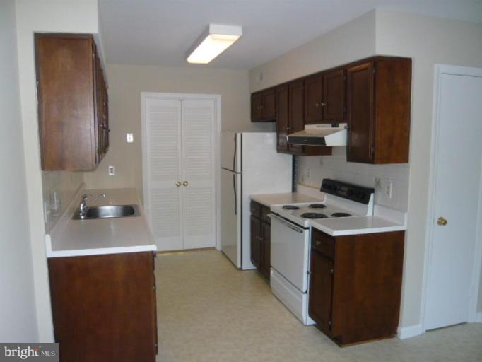 2184 Golf Course Drive Reston, VA 20191 - Photo 4 of 21 Kitchen
