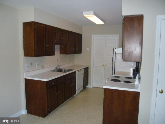 2184 Golf Course Drive Reston, VA 20191 - Photo 5 of 21 Kitchen #2