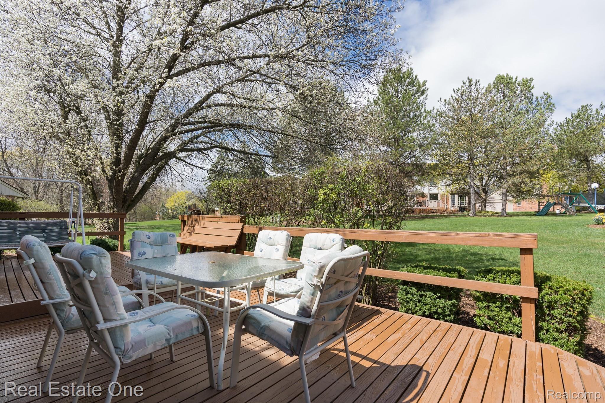 3400 Edmunton Drive Rochester, MI 48306 - Photo 27 of 28 Deck