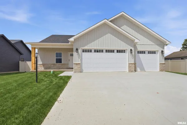 $425,000 | 1303 West Hillcrest Drive, Chillicothe, IL 61523