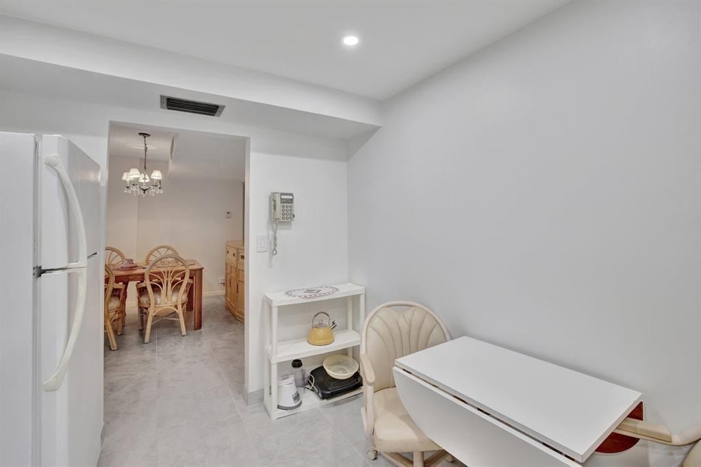 525 North Ocean Boulevard, Unit 522 Pompano Beach, FL 33062 - Photo 4 of 42 KITCHEN