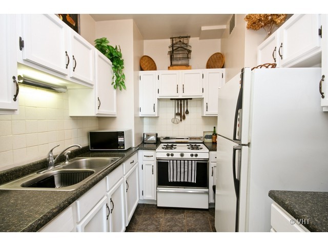 400 West Deming Place, Unit 6G Chicago, IL 60614 - Photo 8 of 11 a kitchen with a sink stove and refrigerator