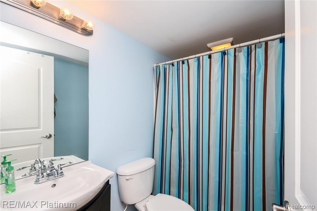 6621 Winans Lake Road Brighton, MI 48116 - Photo 26 of 36 044-Bathroom-3631839-medium.jpg