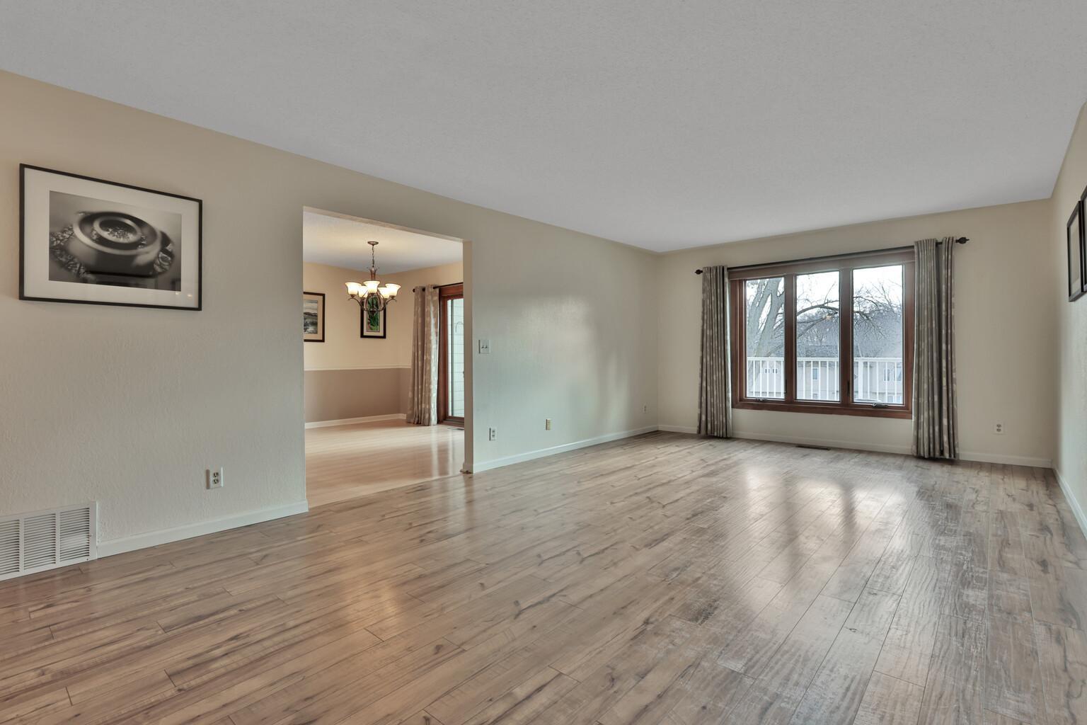 8276 Kingslee Road Bloomington, MN 55438 - Photo 12 of 33