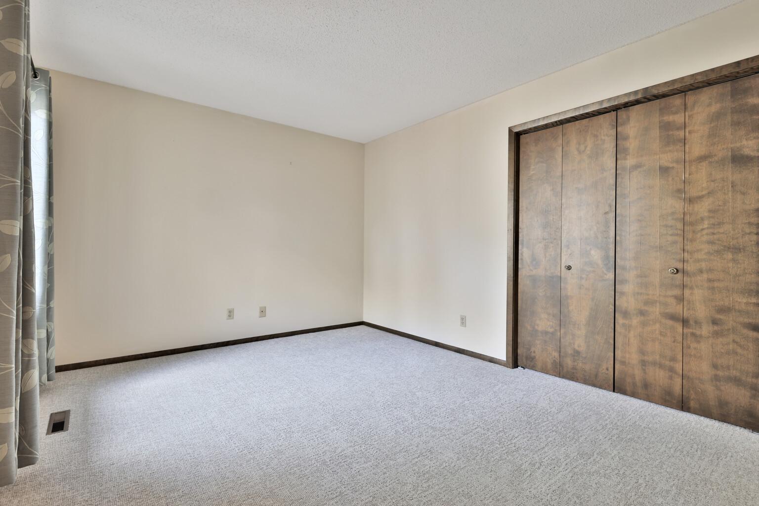 8276 Kingslee Road Bloomington, MN 55438 - Photo 22 of 33