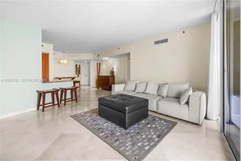 $9,200 | 400 Alton Road, Unit 907, Miami Beach, FL 33139