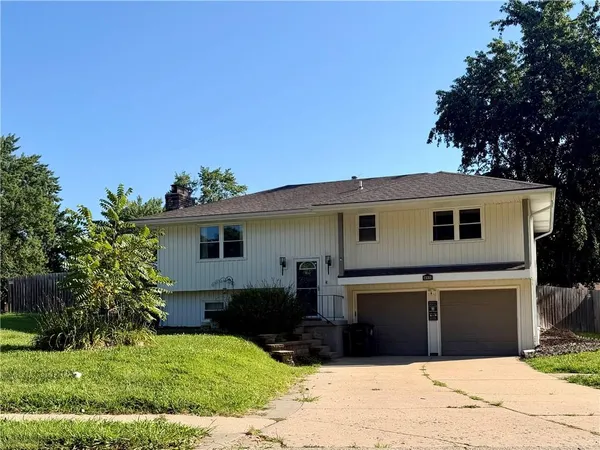 $305,000 | 417 Southwest Parkwood Drive, Blue Springs, MO 64014