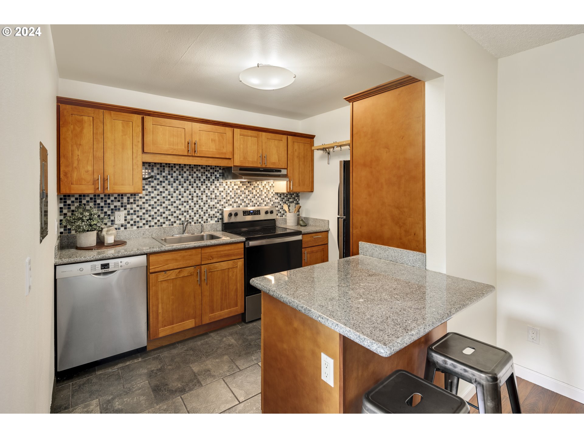 7744 Southwest Barnes Road, Unit G Portland, OR 97225 - Photo 11 of 32 Gallery Image 11