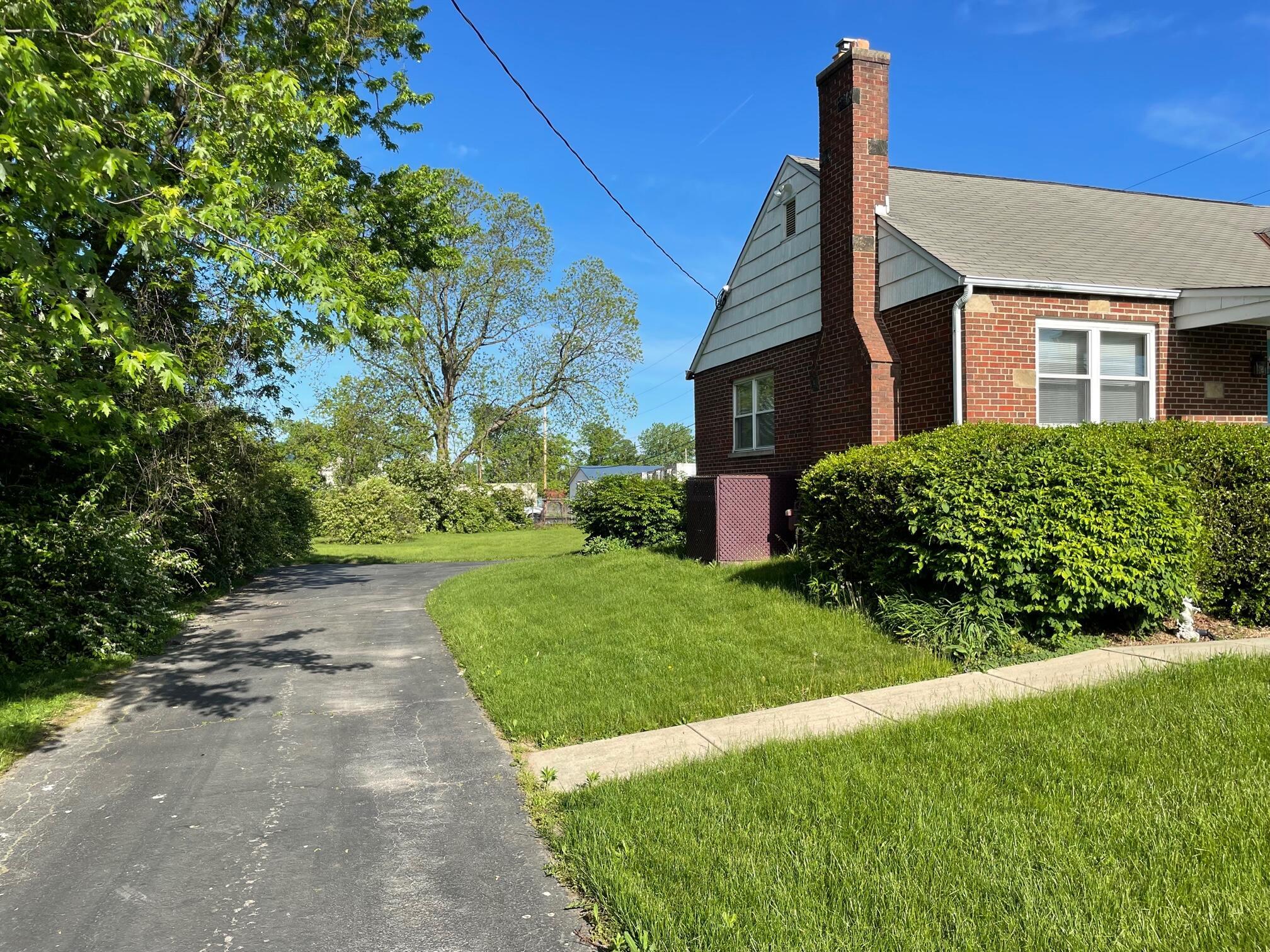 2285 Lockbourne Road Columbus, OH 43207 - Photo 13 of 17 Driveway