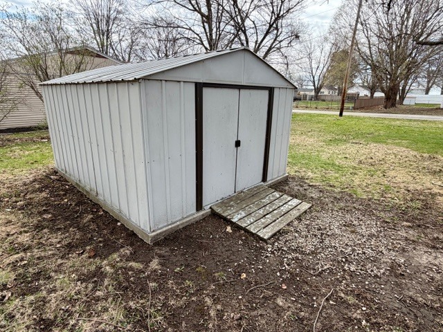 109 South Elm Street Lexington, IL 61753 - Photo 20 of 20 a front view of a house with garden