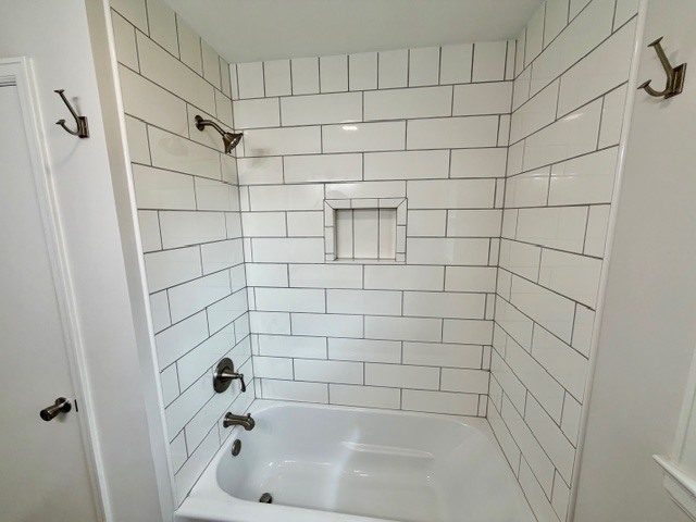 109 South Elm Street Lexington, IL 61753 - Photo 8 of 20 a bathroom with a bathtub