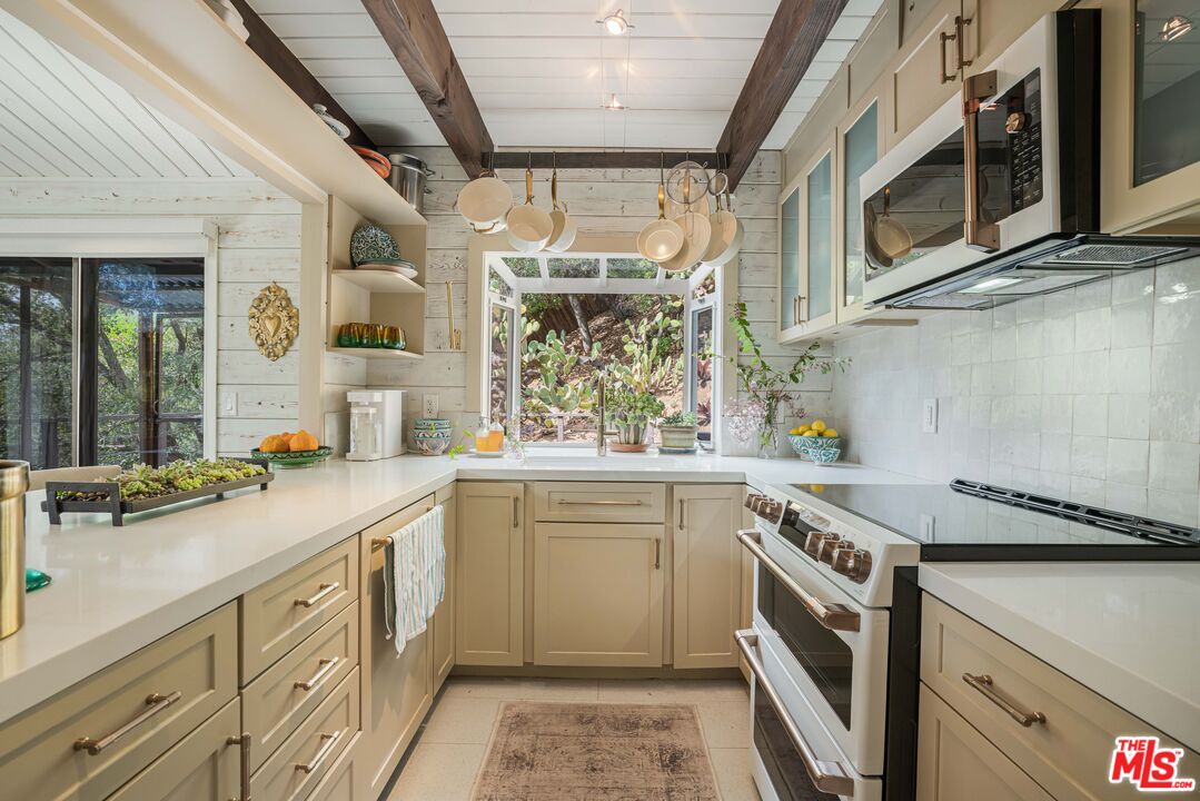 21330 Encina Road Topanga, CA 90290 - Photo 4 of 30 Gallery Image 4