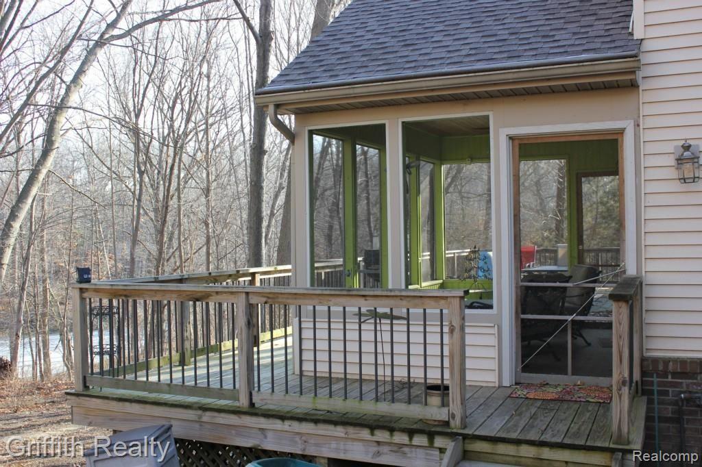 Screened porch.jpg