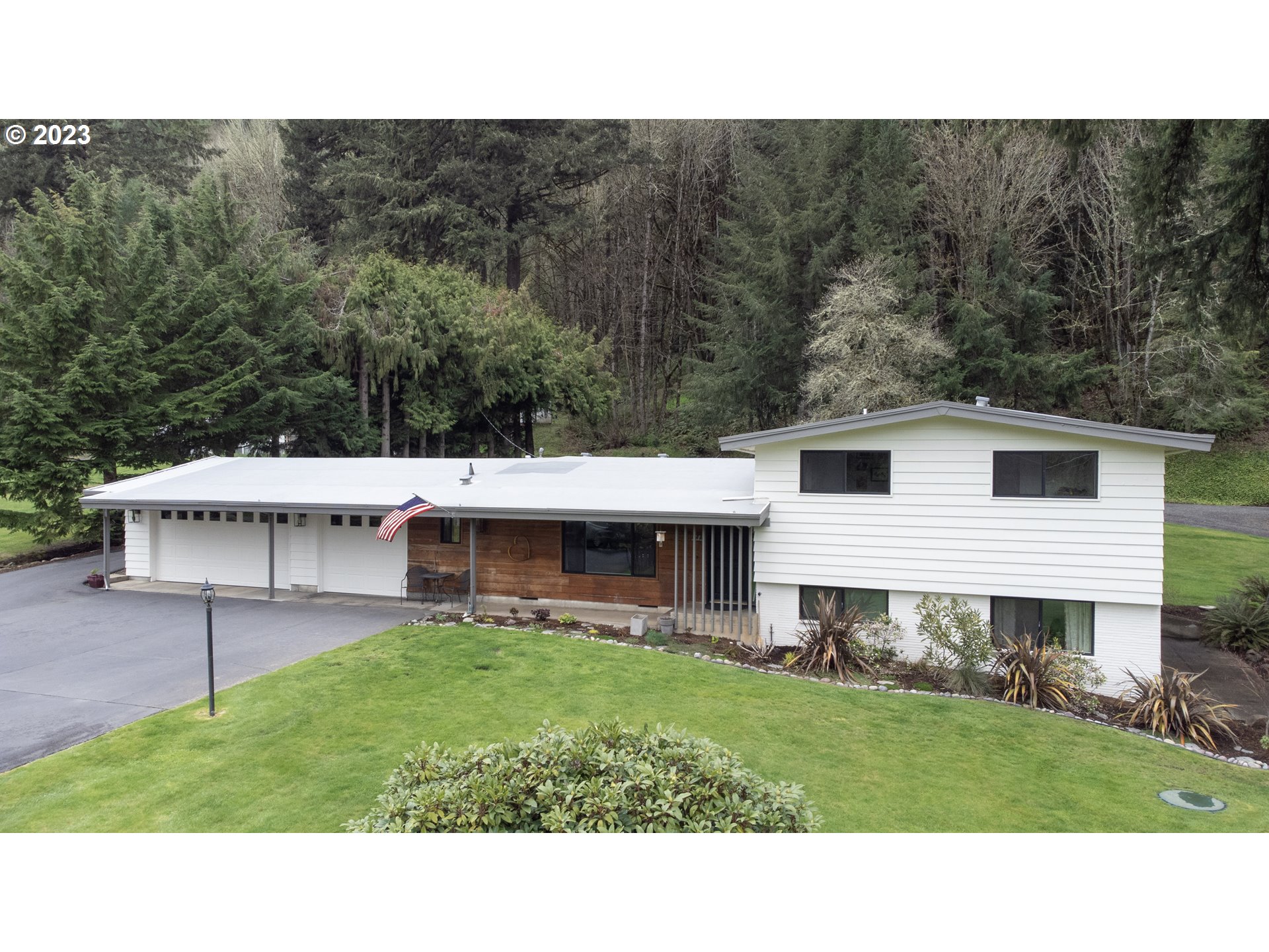 a view of a house with a backyard