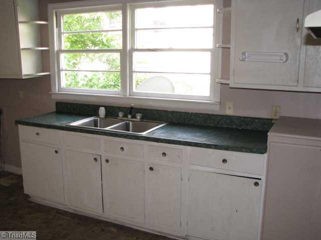 1220 Ragan Avenue High Point, NC 27260 - Photo 5 of 11 Kitchen.