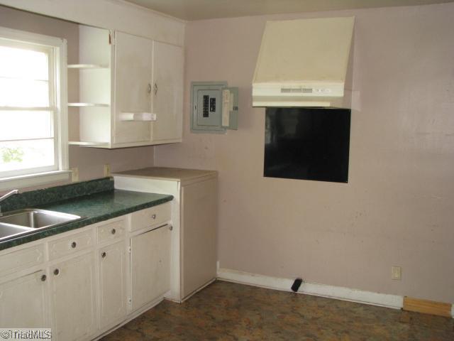 1220 Ragan Avenue High Point, NC 27260 - Photo 6 of 11 Kitchen.