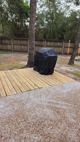 a view of a backyard