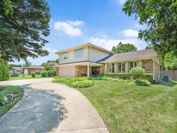 $679,900 | 8201 Crestview Drive, Willow Springs, IL 60480