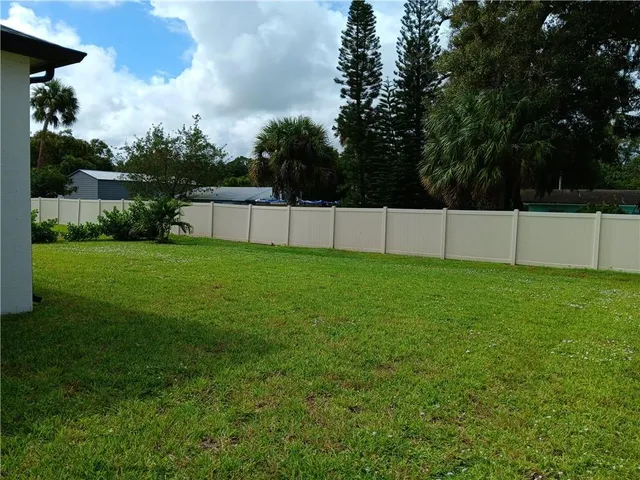 a view of a back yard