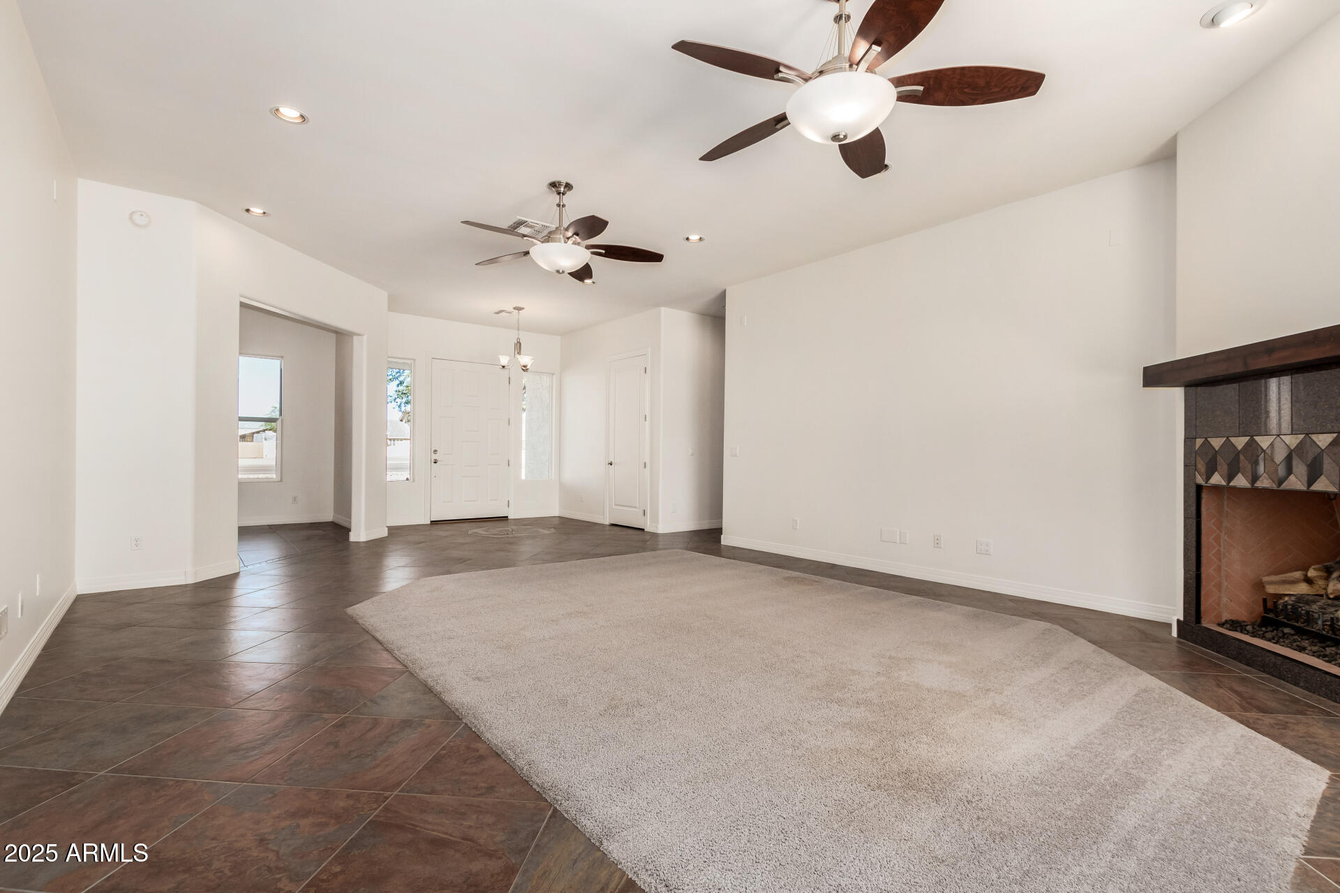 711 East Cloud Road Phoenix, AZ 85086 - Photo 16 of 61 Great room